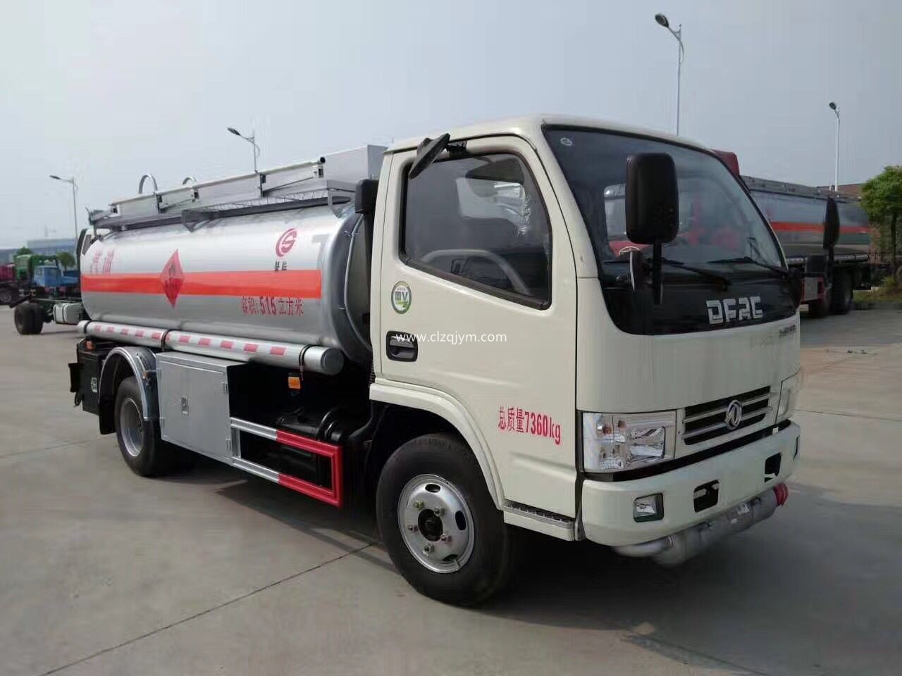 湖北國(guó)五東風(fēng)5噸小型加油車(chē)廠(chǎng)家供應(yīng)價(jià)格