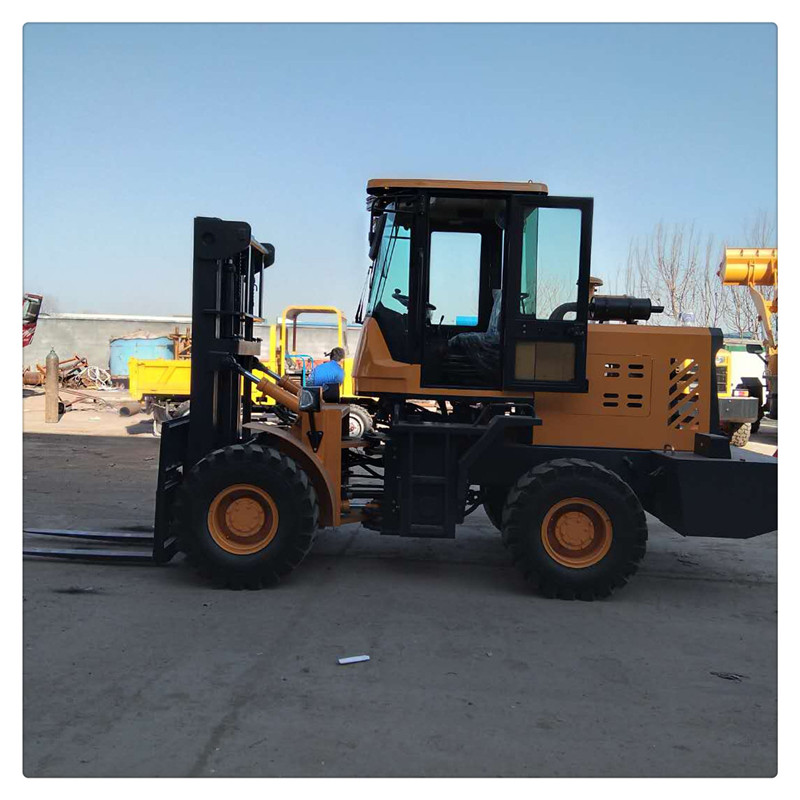 載重3噸舉升4米越野叉車四驅(qū)制動(dòng)無級(jí)變速榮裝機(jī)械制造