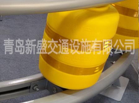 高速公路滾筒護(hù)欄 聚氨酯防撞桶 青島新盛專業(yè)生產(chǎn)