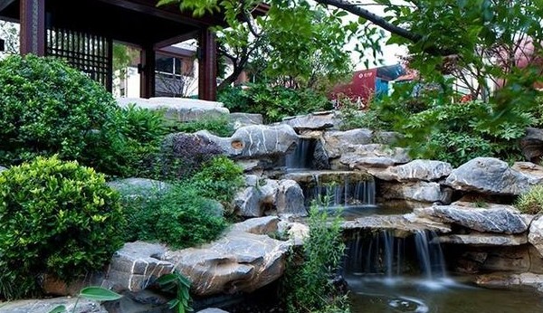 濟(jì)南錦鯉魚池施工中露天魚池水多久換一次如何使露天的魚池變清