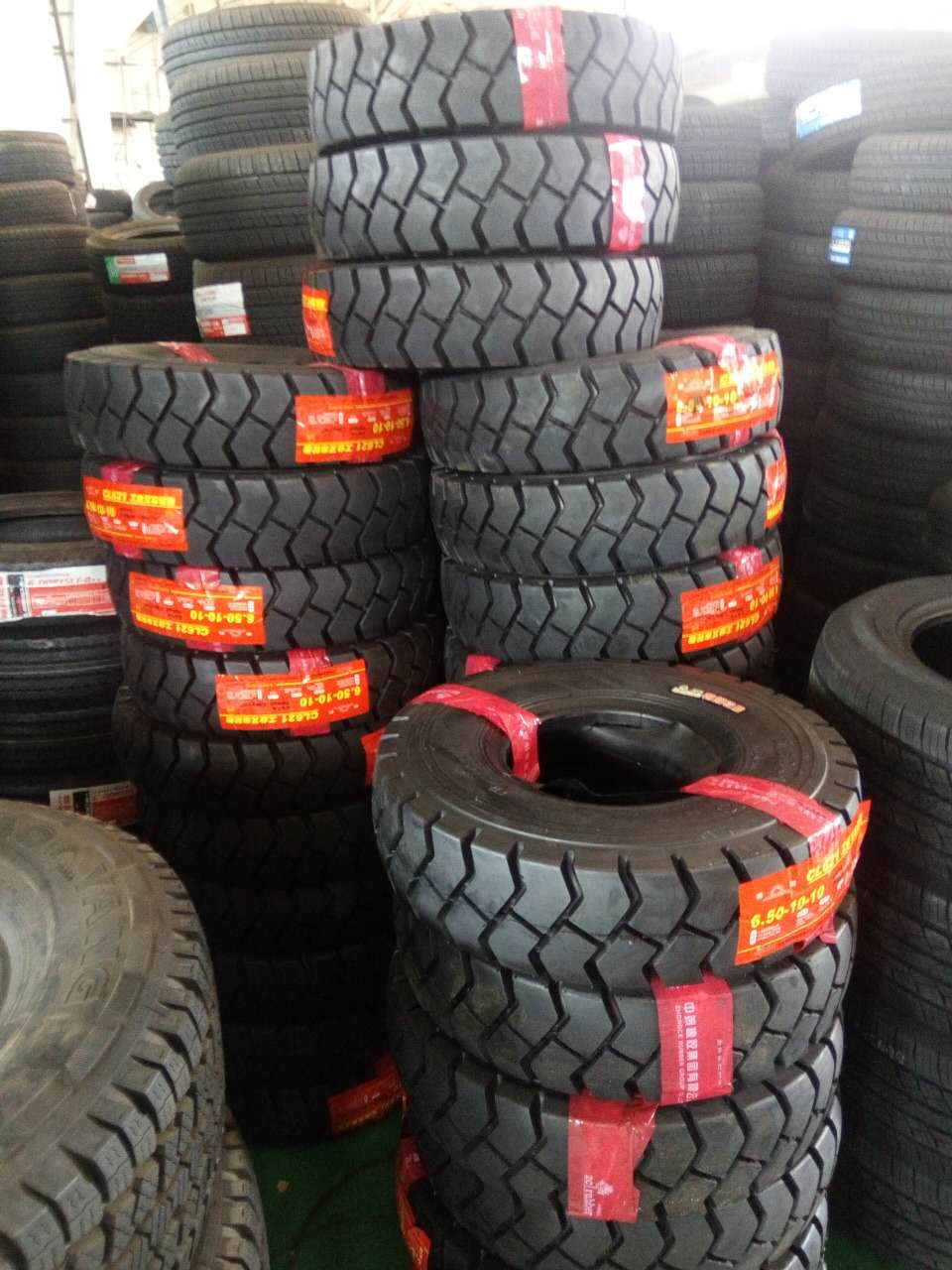 濟(jì)南朝陽(yáng)叉車(chē)充氣輪胎18x7-8廠(chǎng)家直銷(xiāo)