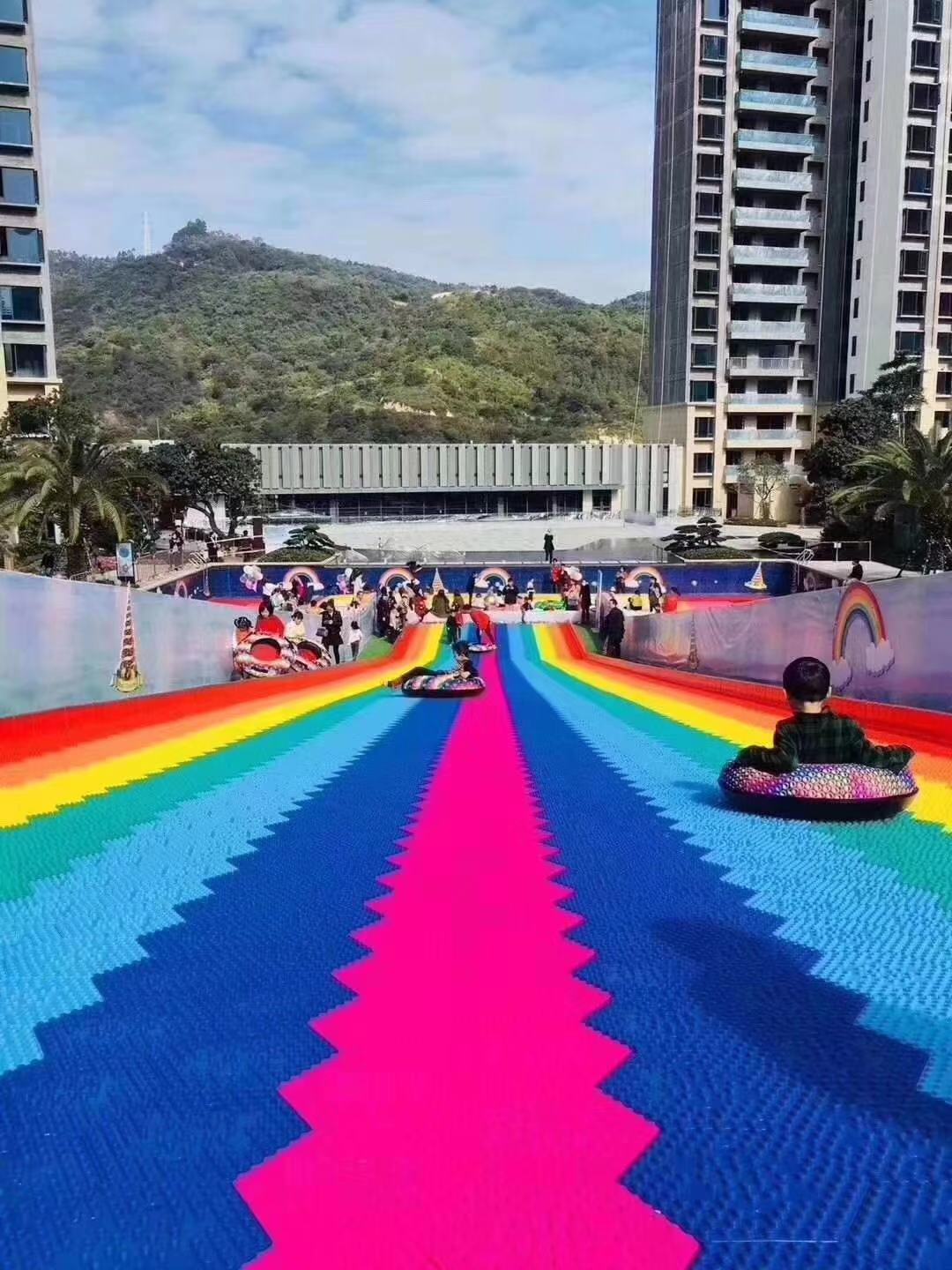 景區(qū)人氣設(shè)備旱雪滑道出租 七彩旱雪滑道租賃出售