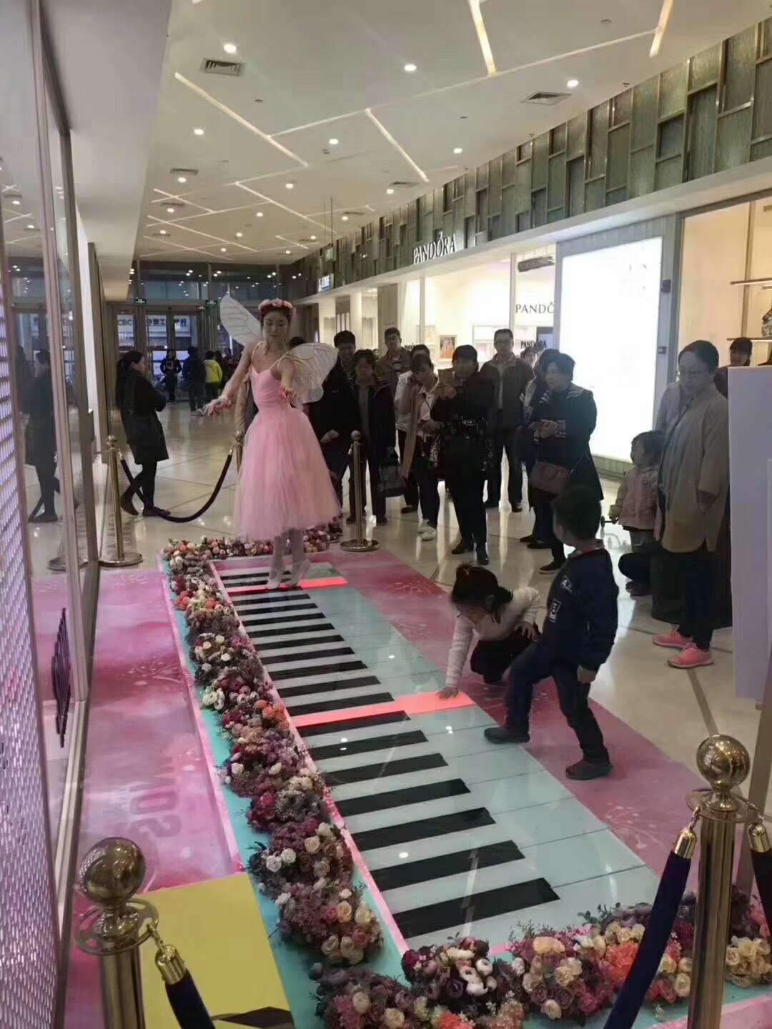 七彩地面鋼琴，森林呼吸燈，升降球燈，煙泡樹