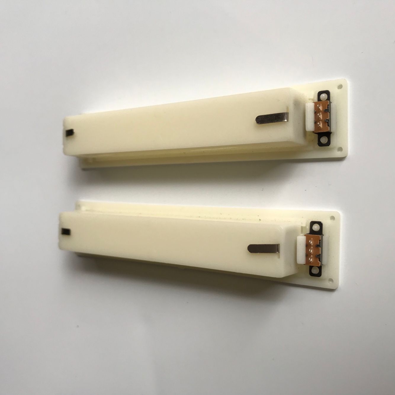 五號(hào)兩節(jié)長(zhǎng)條帶蓋帶開關(guān)電池盒 5號(hào)2節(jié)長(zhǎng)條帶蓋帶開關(guān)電池盒AA2節(jié)