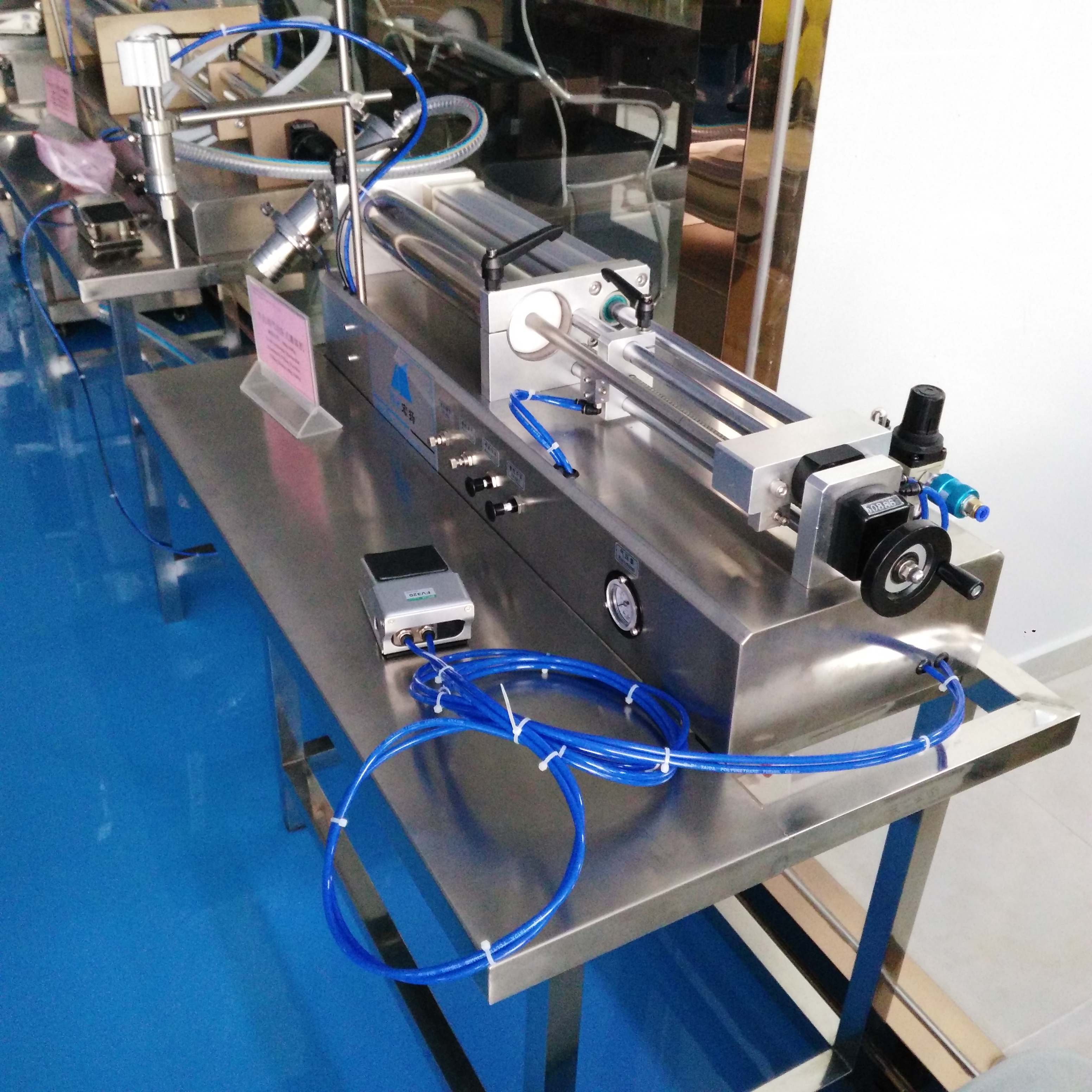 供應(yīng)臥式自吸灌裝機(jī)-臥式氣動(dòng)膏液灌裝機(jī)