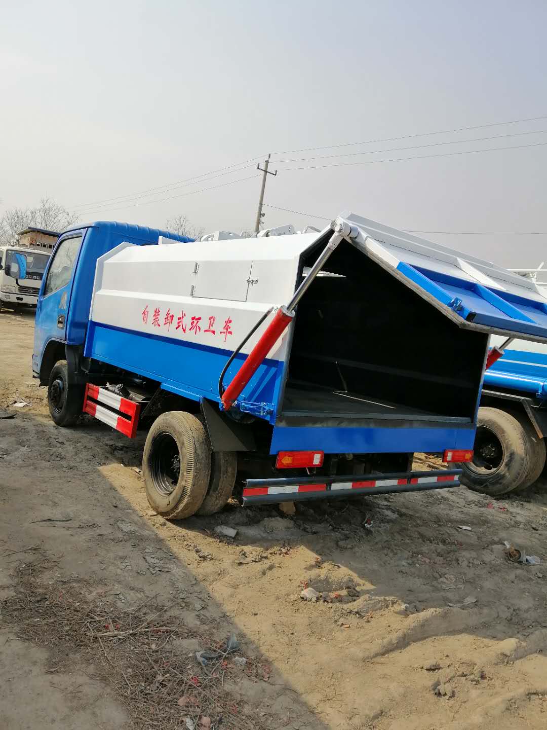 自裝卸式環(huán)衛(wèi)垃圾車