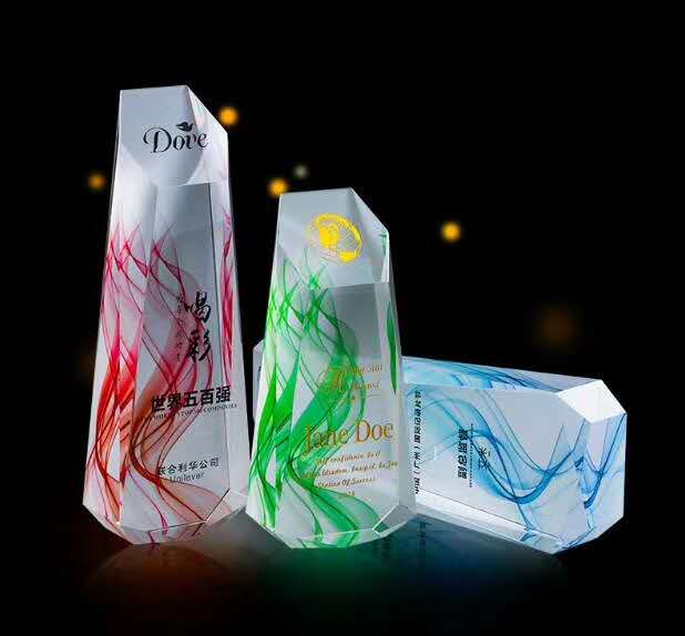 公司員工生日會(huì)頒發(fā)彩印水晶獎(jiǎng)杯紀(jì)念品，精致擺件。