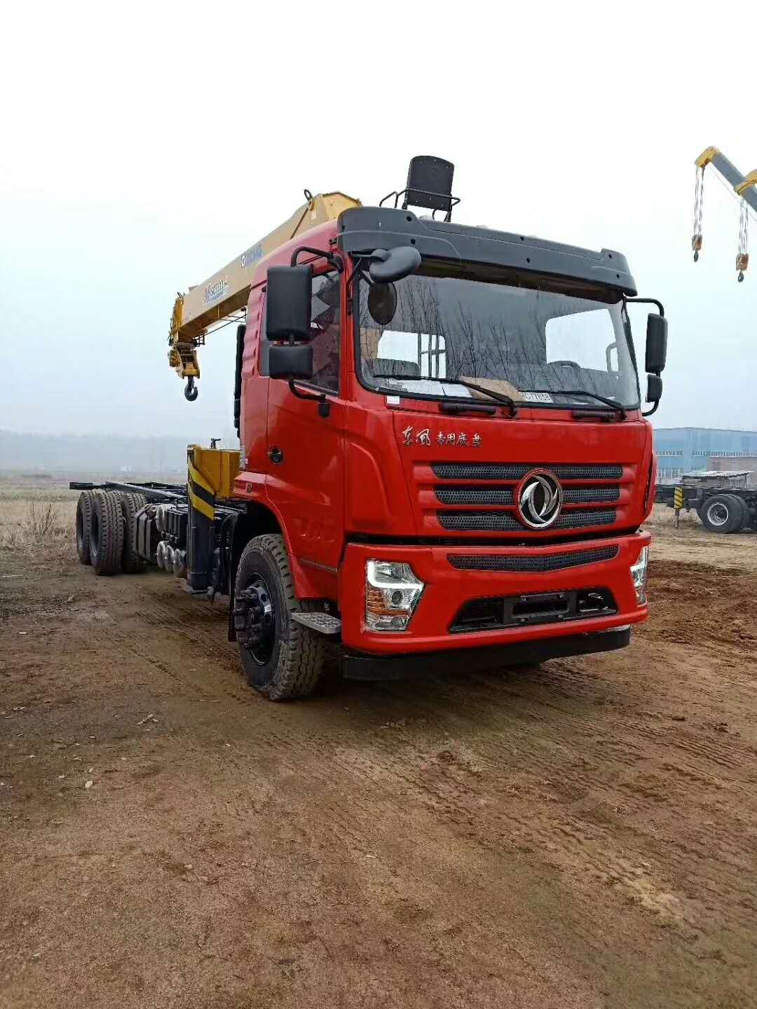 東風專底后八輪隨車吊配徐工12噸吊廠家哪家好