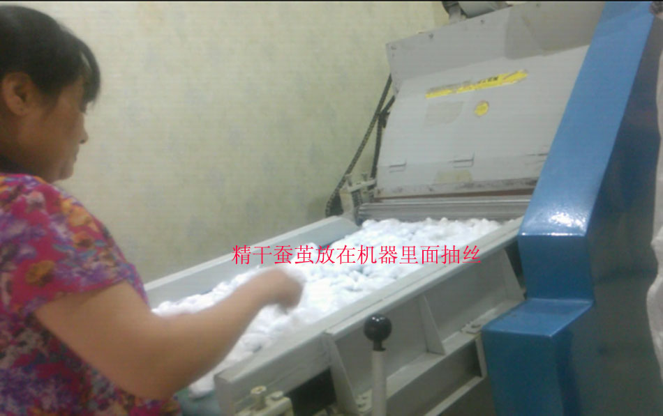 供應(yīng) 開繭機(jī) 絲棉機(jī)  蠶繭拉絲機(jī)13795526079 蠶絲被加工機(jī)器 絲棉被制作設(shè)備