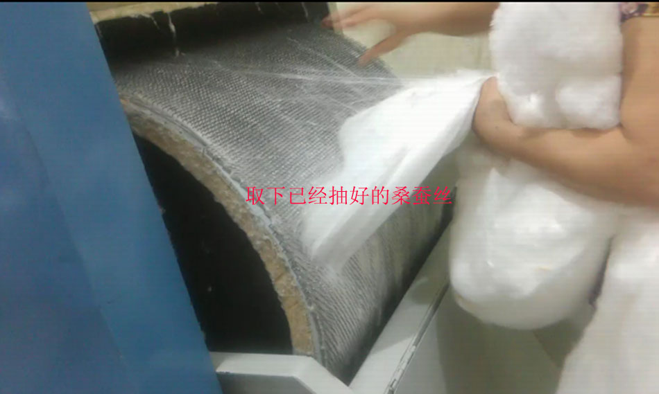 供應(yīng) 開繭機(jī) 絲棉機(jī)  蠶繭拉絲機(jī)13795526079 蠶絲被加工機(jī)器 絲棉被制作設(shè)備