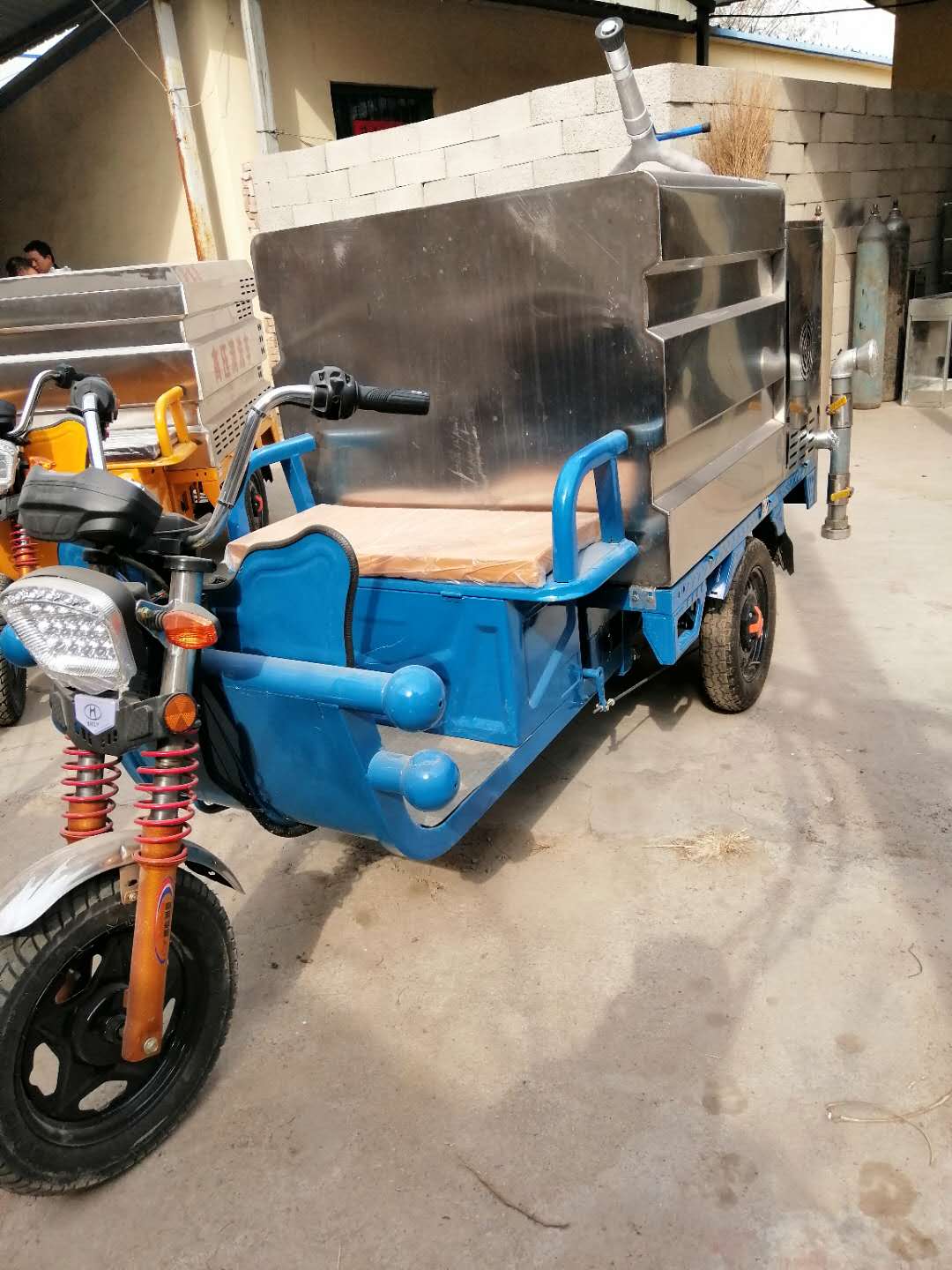 廠家直銷新能源電動(dòng)三不銹鋼罐體高炮灑水車