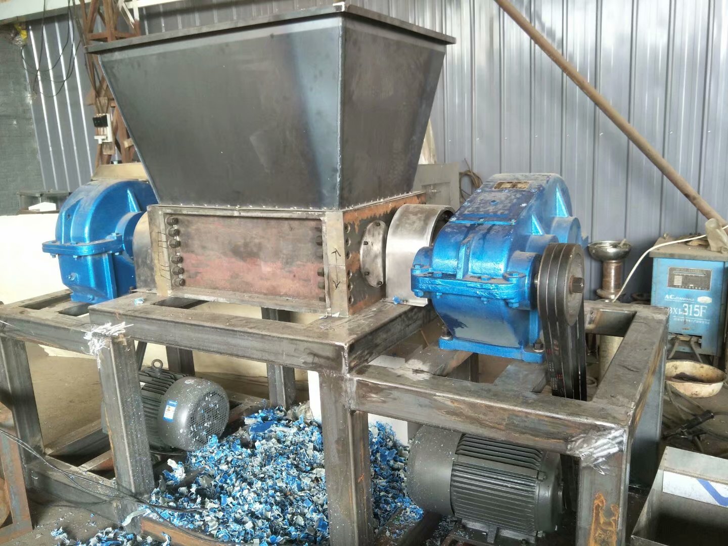 廢舊金屬雙軸撕碎機(jī)塑料板撕碎機(jī)