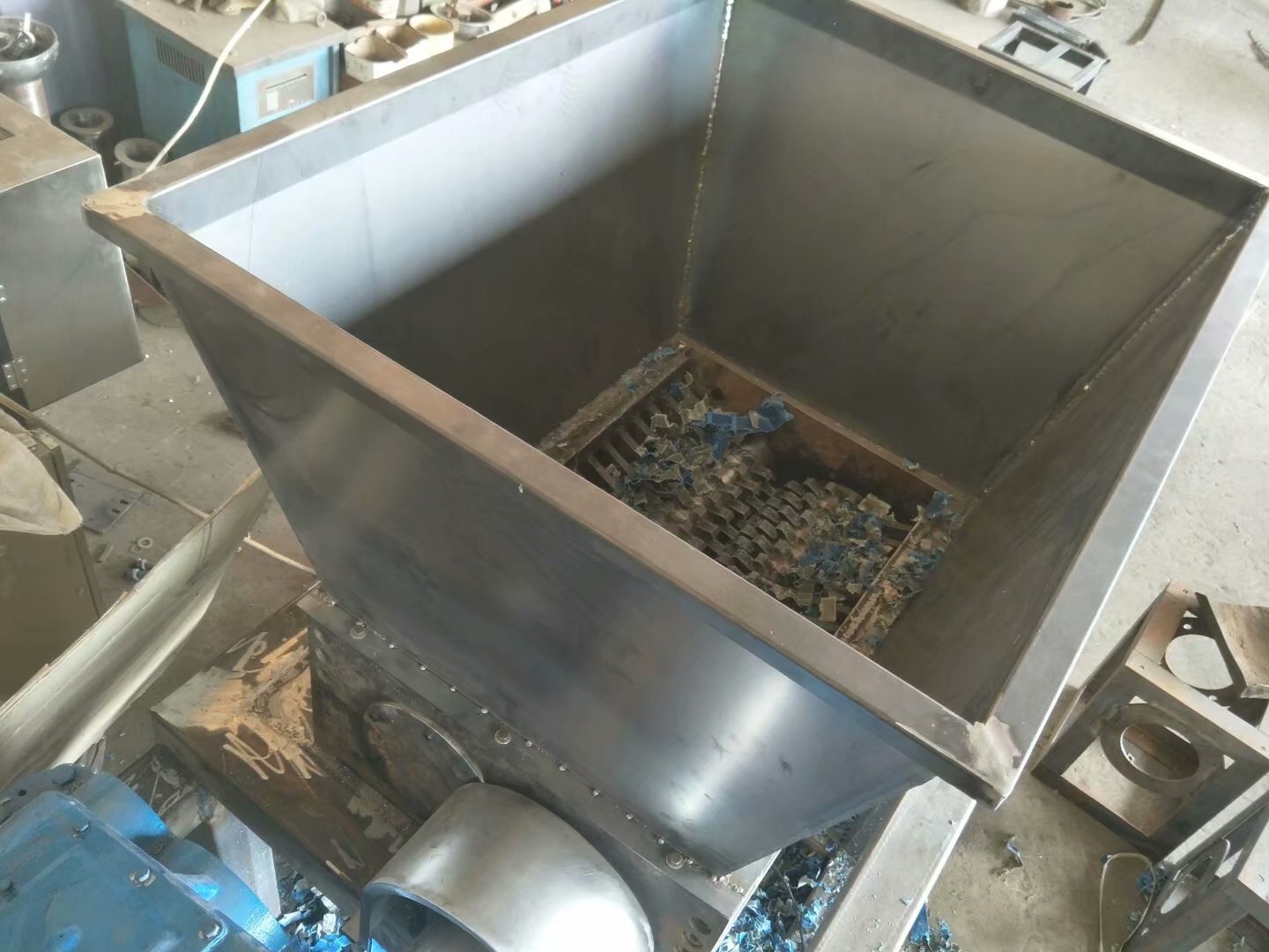 廢舊金屬雙軸撕碎機(jī)塑料板撕碎機(jī)