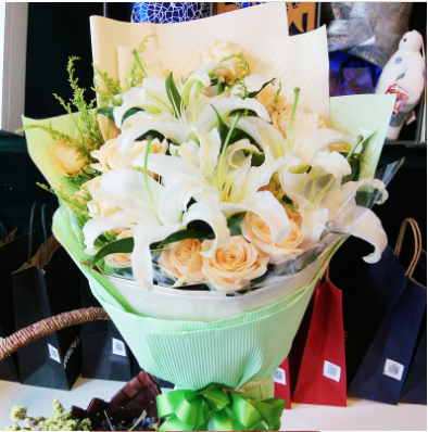 生日鮮花速遞同城深圳19朵紅玫瑰花束百合同城花店送花全國(guó)送愛(ài)人