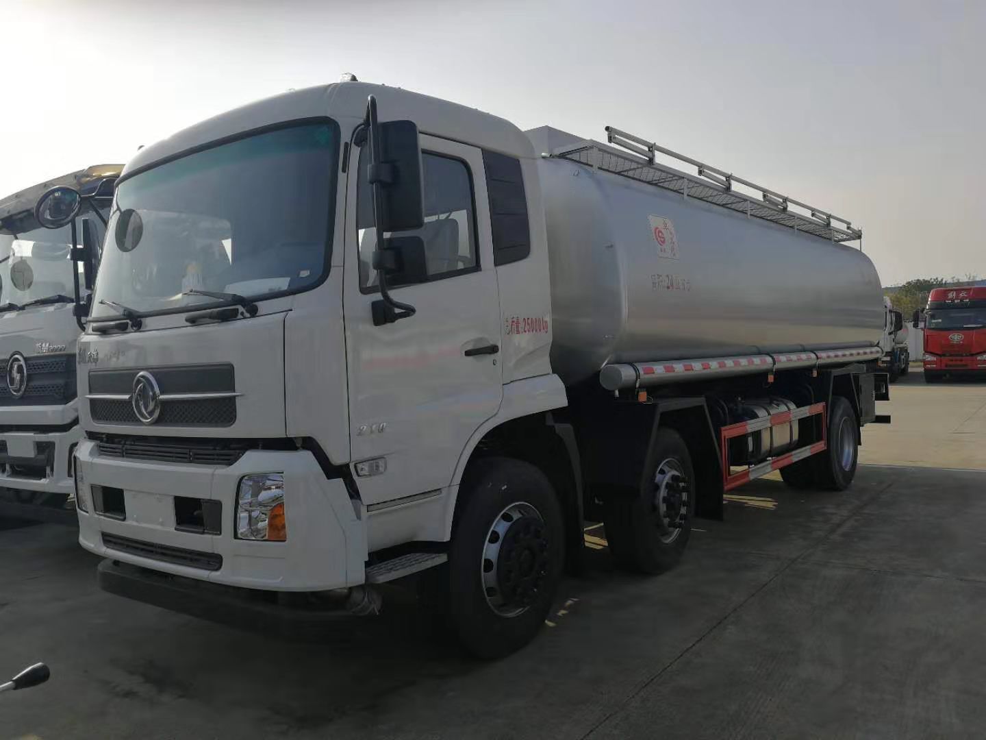 廠家直銷東風(fēng)牌8-20方供液車(chē)