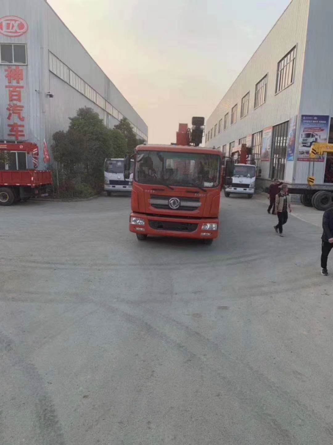 大量供應(yīng) 新款藍(lán)牌隨車吊