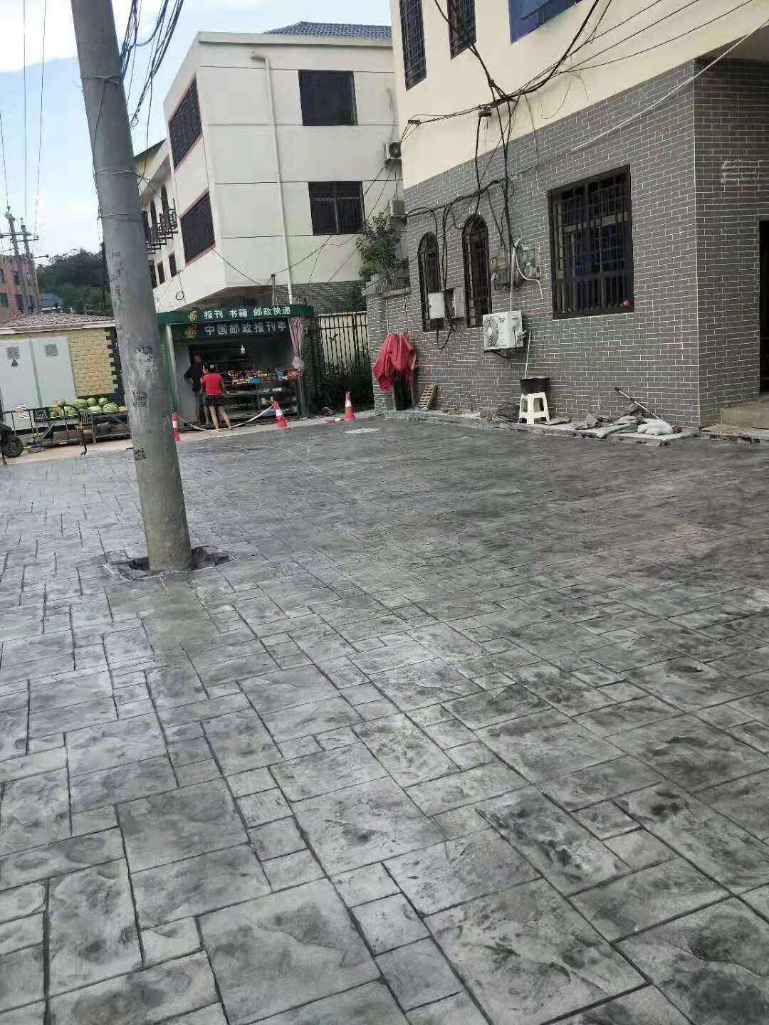 安徽壓花地坪材料生產(chǎn)廠家  公園道路壓花地坪材料價格