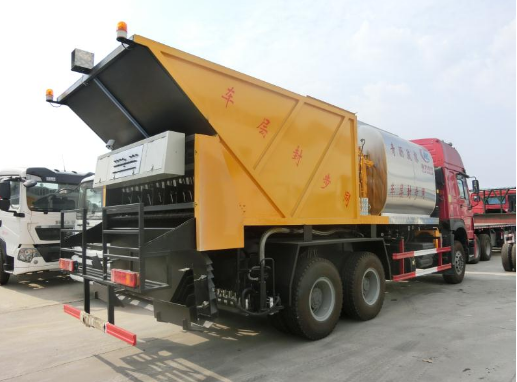 重汽后雙橋8方同步碎石封層車(chē)生產(chǎn)廠(chǎng)家，*，全國(guó)聯(lián)保