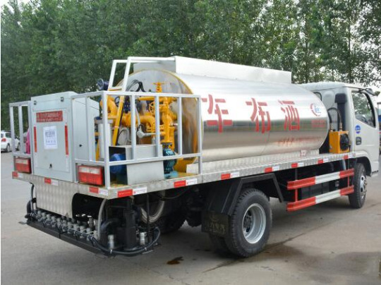 東風(fēng)多利卡4方國(guó)五瀝青灑布車生產(chǎn)廠家，*，全國(guó)聯(lián)保