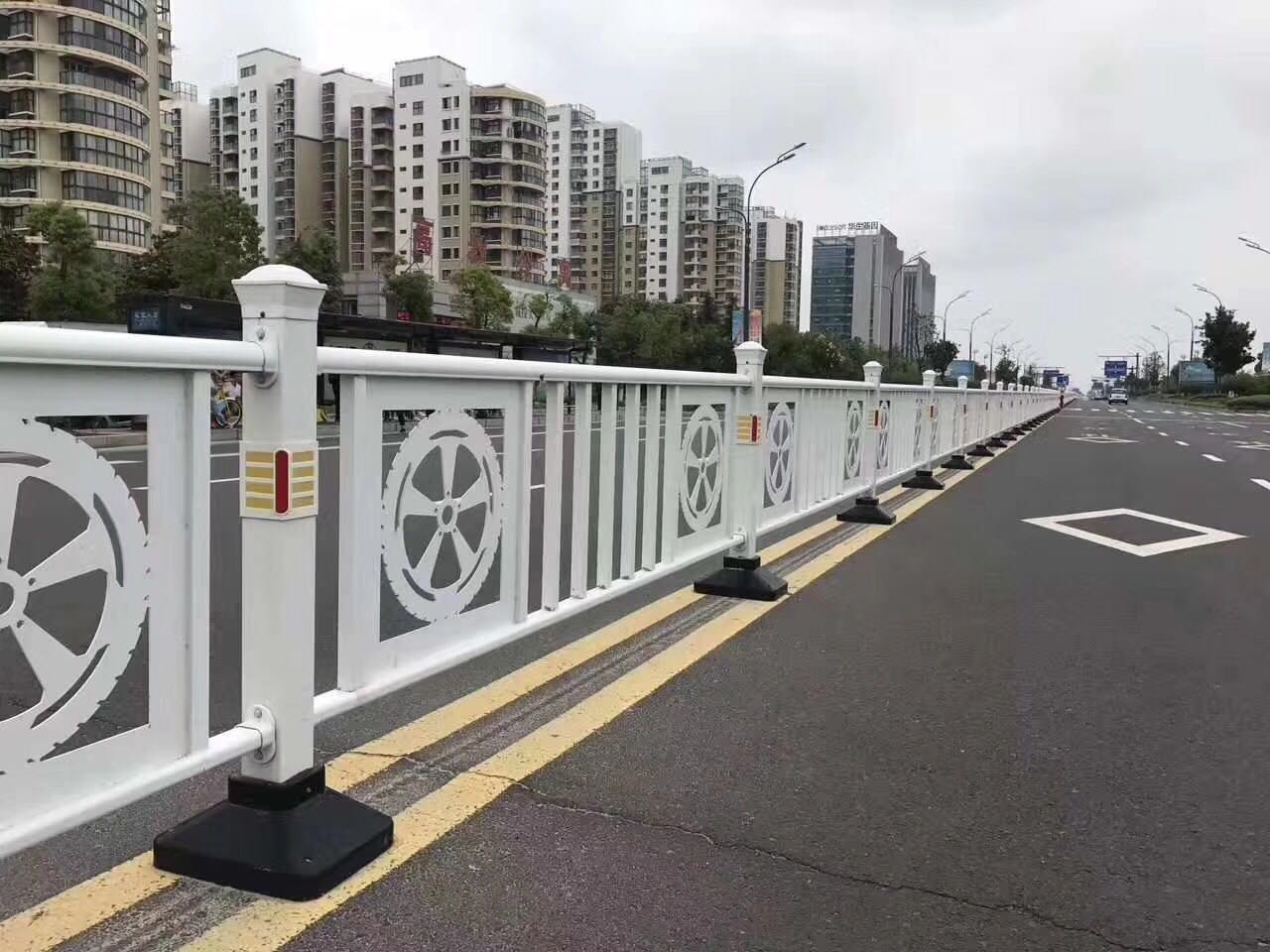 橋梁燈光護(hù)欄-道路護(hù)欄-新力金屬 草坪護(hù)欄-道路護(hù)欄-新力金屬