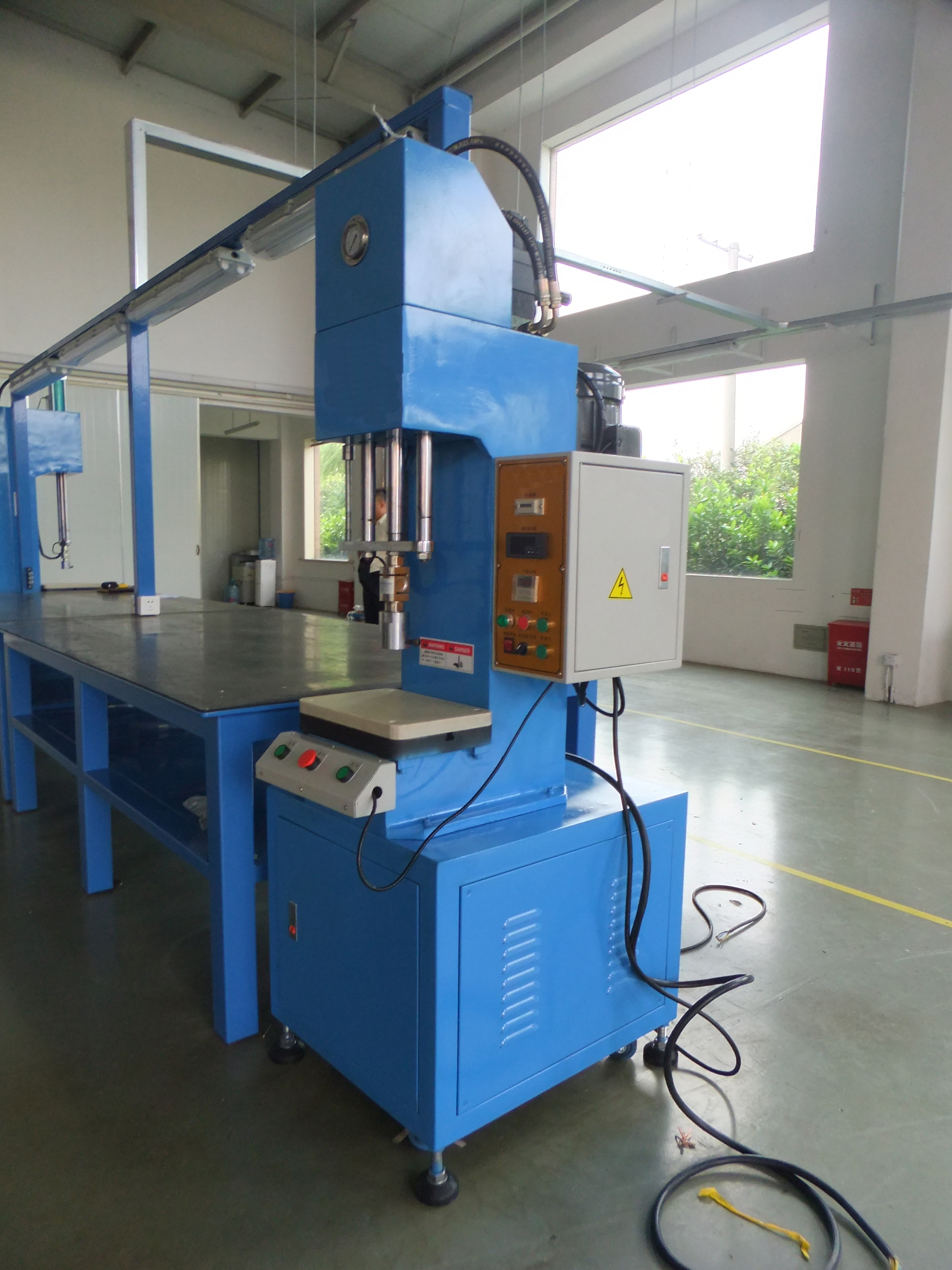 供應(yīng)C型油壓機(jī)