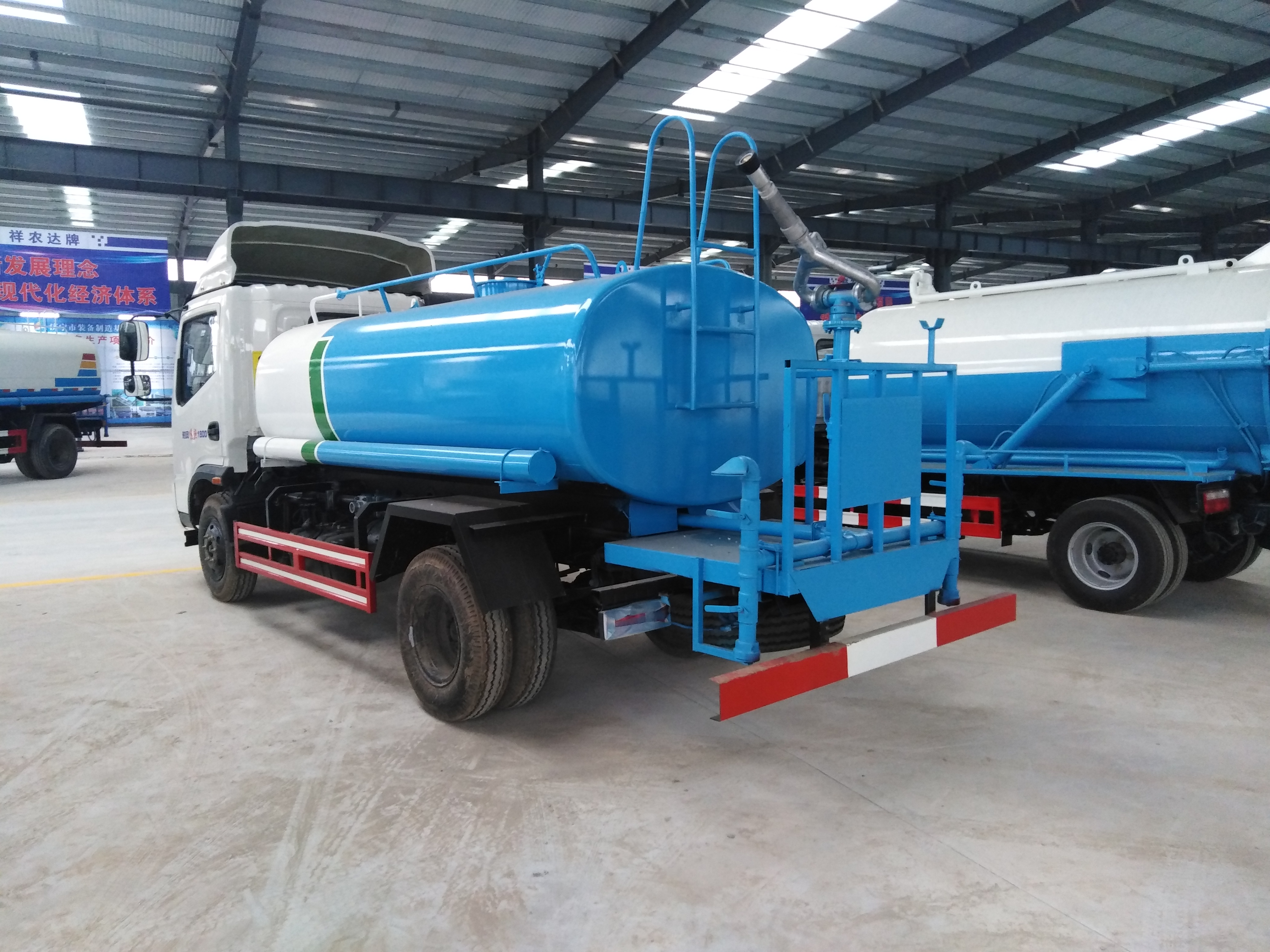 污水處理車生產(chǎn)廠家出售大型吸糞車