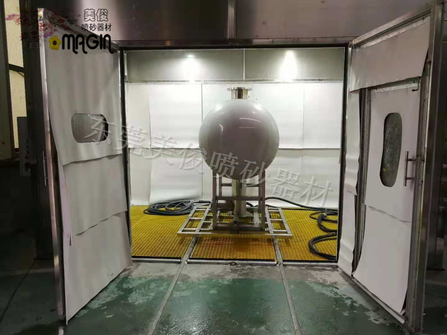 環(huán)保噴砂房傳統(tǒng)提升打磨房 機械式噴砂房