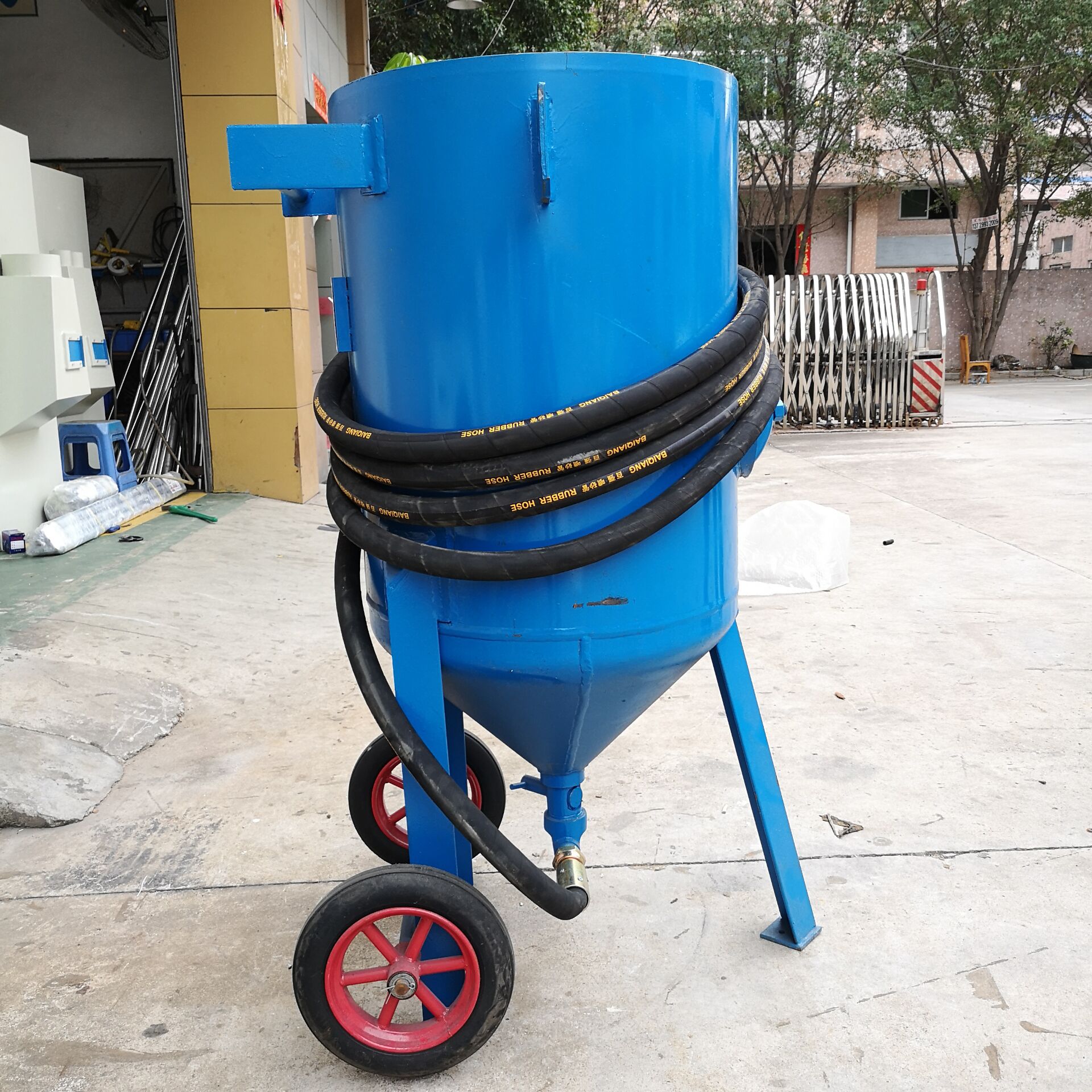 開放式移動(dòng)噴砂機(jī) 大型鋼除銹機(jī)