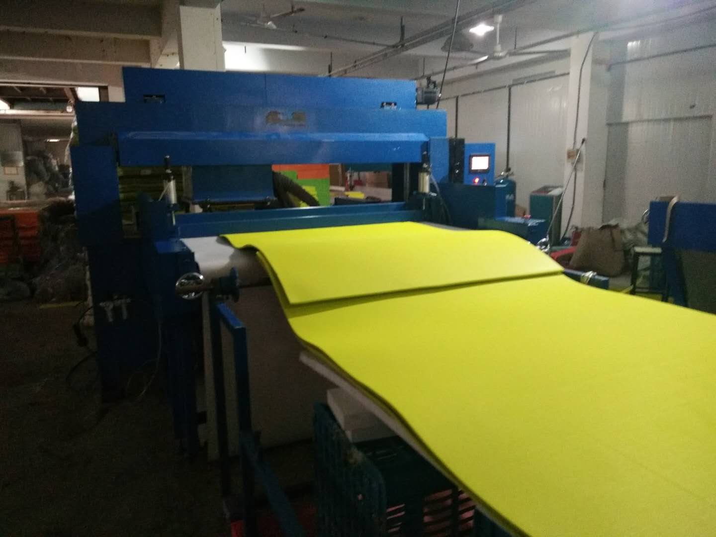 廣東深圳自動(dòng)裁斷機(jī)多少錢一臺(tái)/廠家直銷價(jià)格