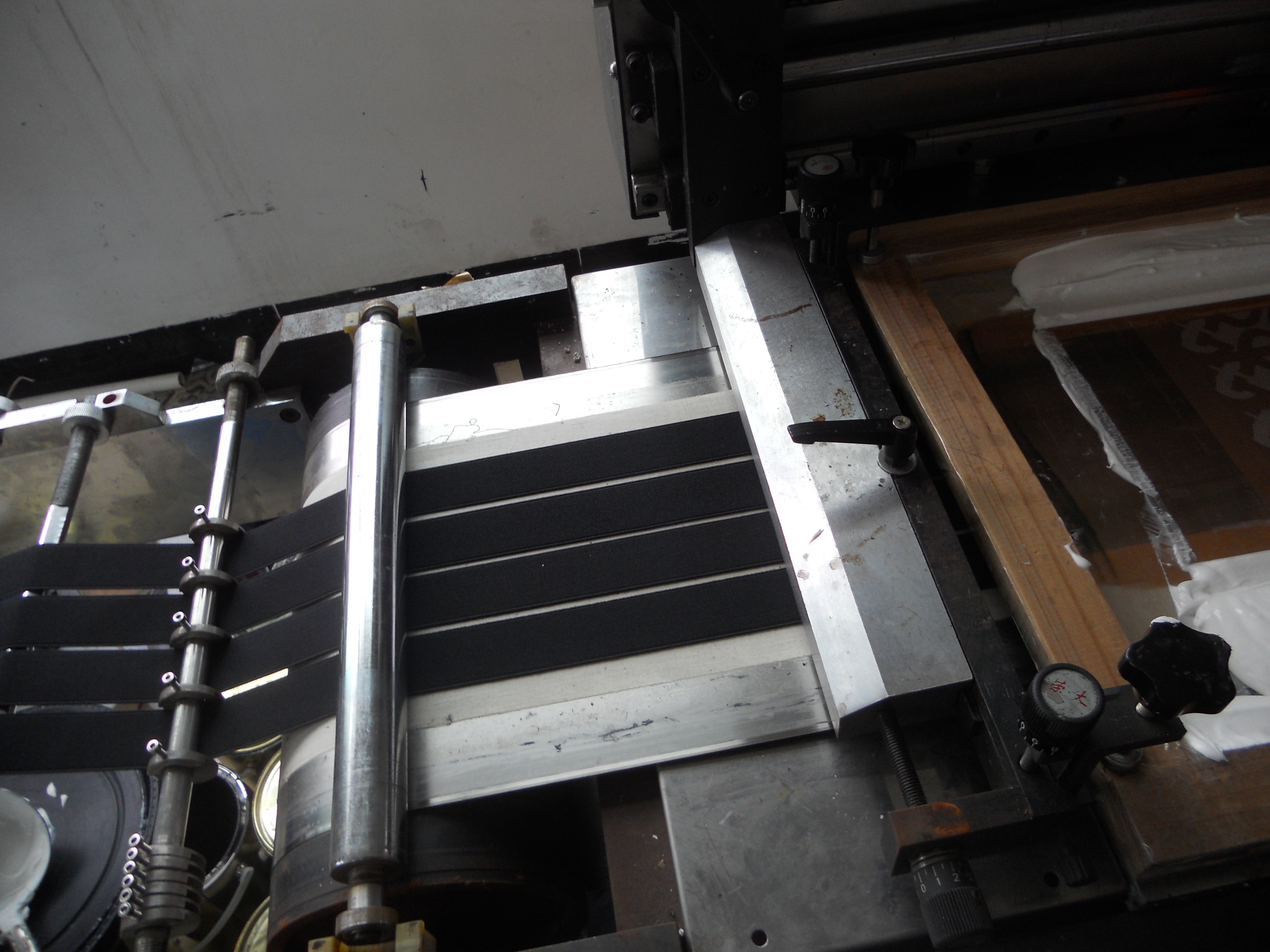 整卷式三色全電腦套色絲網(wǎng)商標(biāo)印刷 整卷式全電腦套色絲網(wǎng)商標(biāo)印刷機