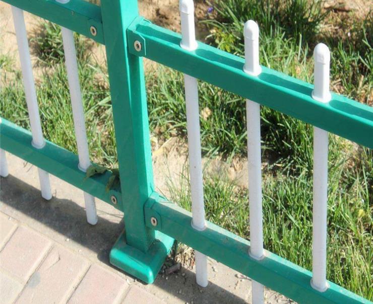 優(yōu)質(zhì)草坪鋅鋼護(hù)欄，各種規(guī)格齊全，歡迎前來(lái)選購(gòu)