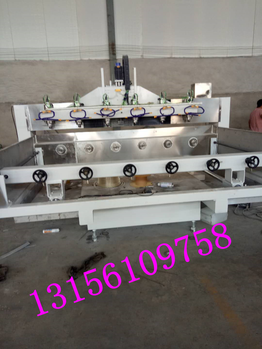 供應(yīng)8頭四軸聯(lián)動雕刻機(jī)圓柱體雕刻