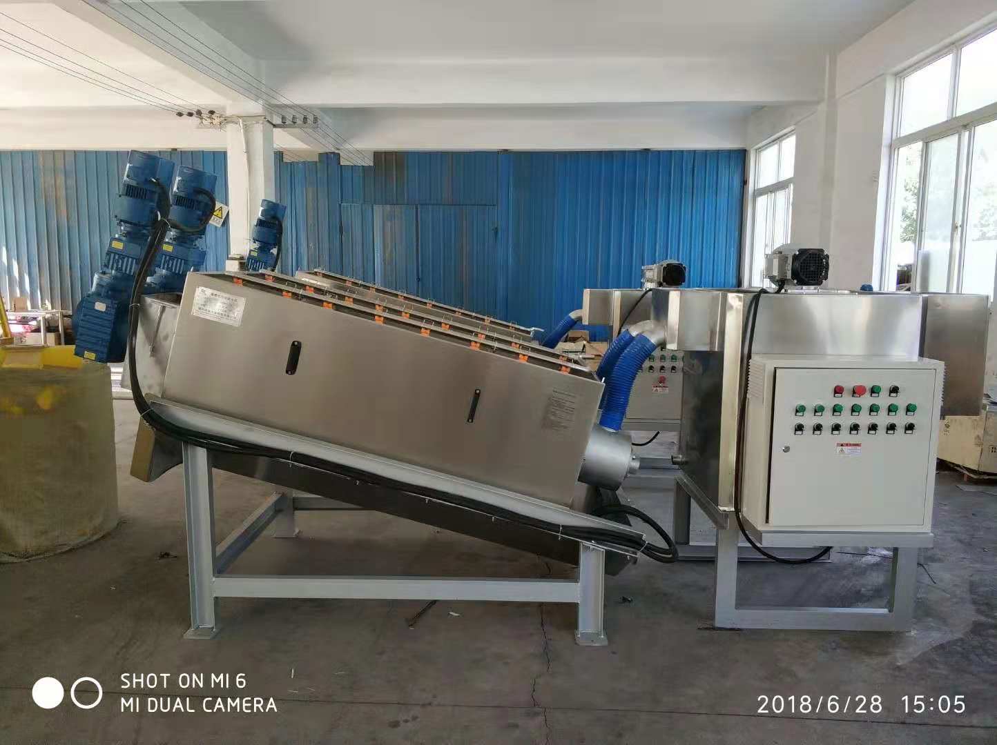 污泥脫水機哪家好 德州鼎越疊螺機 螺桿式污泥脫水機
