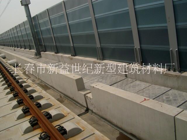 通化公路路邊風(fēng)聲屏障固定安裝重力砂漿