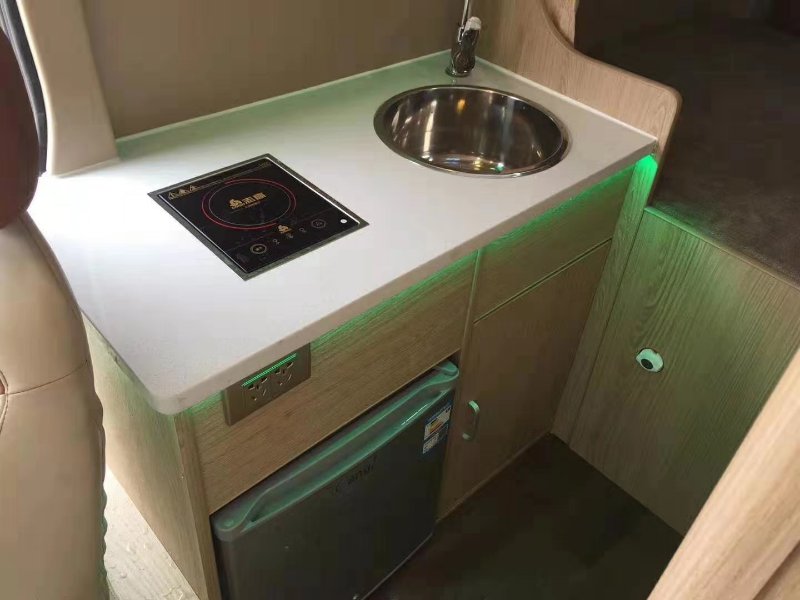 山東上氣大通短軸中頂房車自駕游廠家