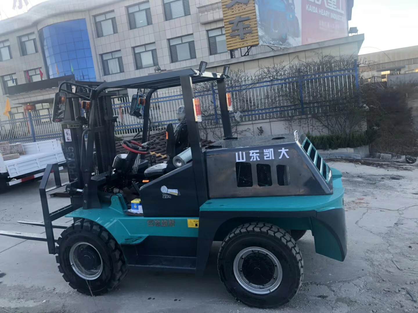 凱大重工廠家供應(yīng) 液壓行走內(nèi)燃式越野叉車 四驅(qū)后轉(zhuǎn)向 四驅(qū)越野叉車實(shí)心輪胎 泥路*四驅(qū)后轉(zhuǎn)向越野叉車