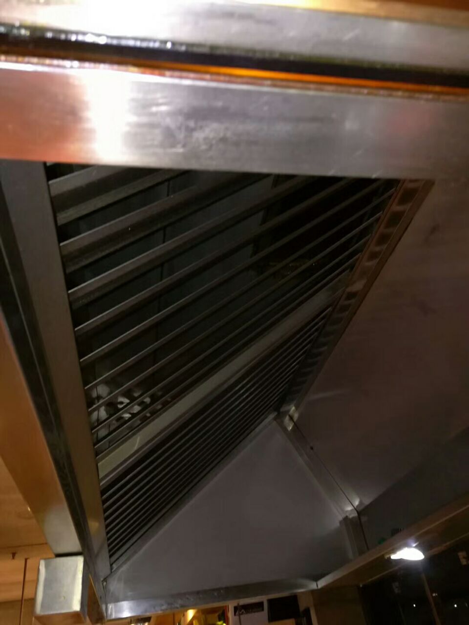 油煙機(jī)管道清洗、清洗后廚油煙凈化器、清洗大型風(fēng)機(jī)