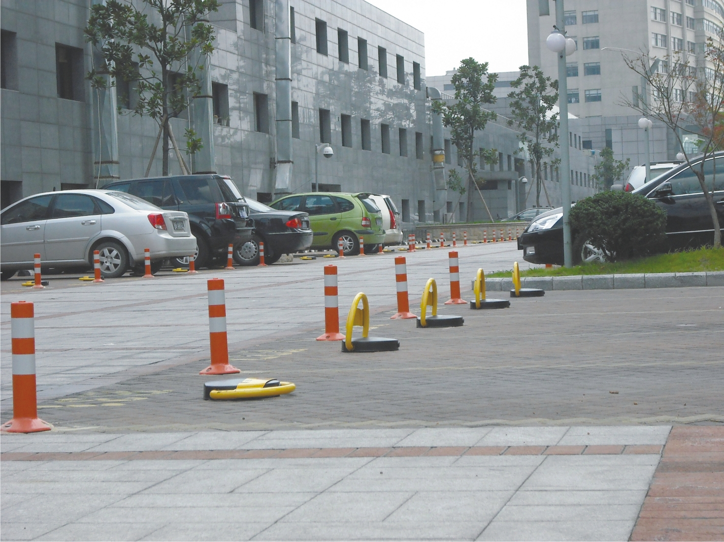 pu高彈警示柱柔性柱塑料擋車柱