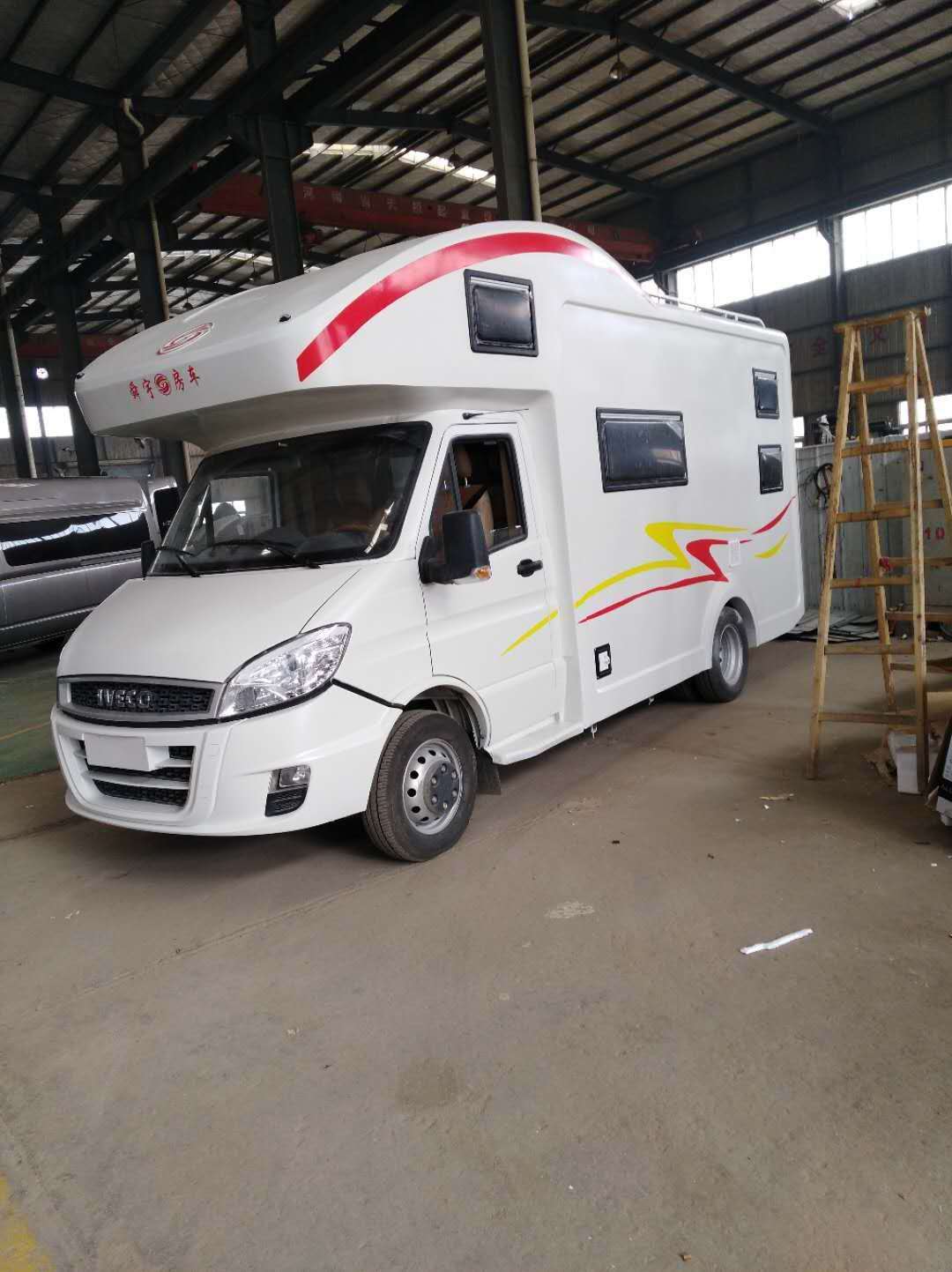可以睡8個(gè)人租售版的依維柯C房車