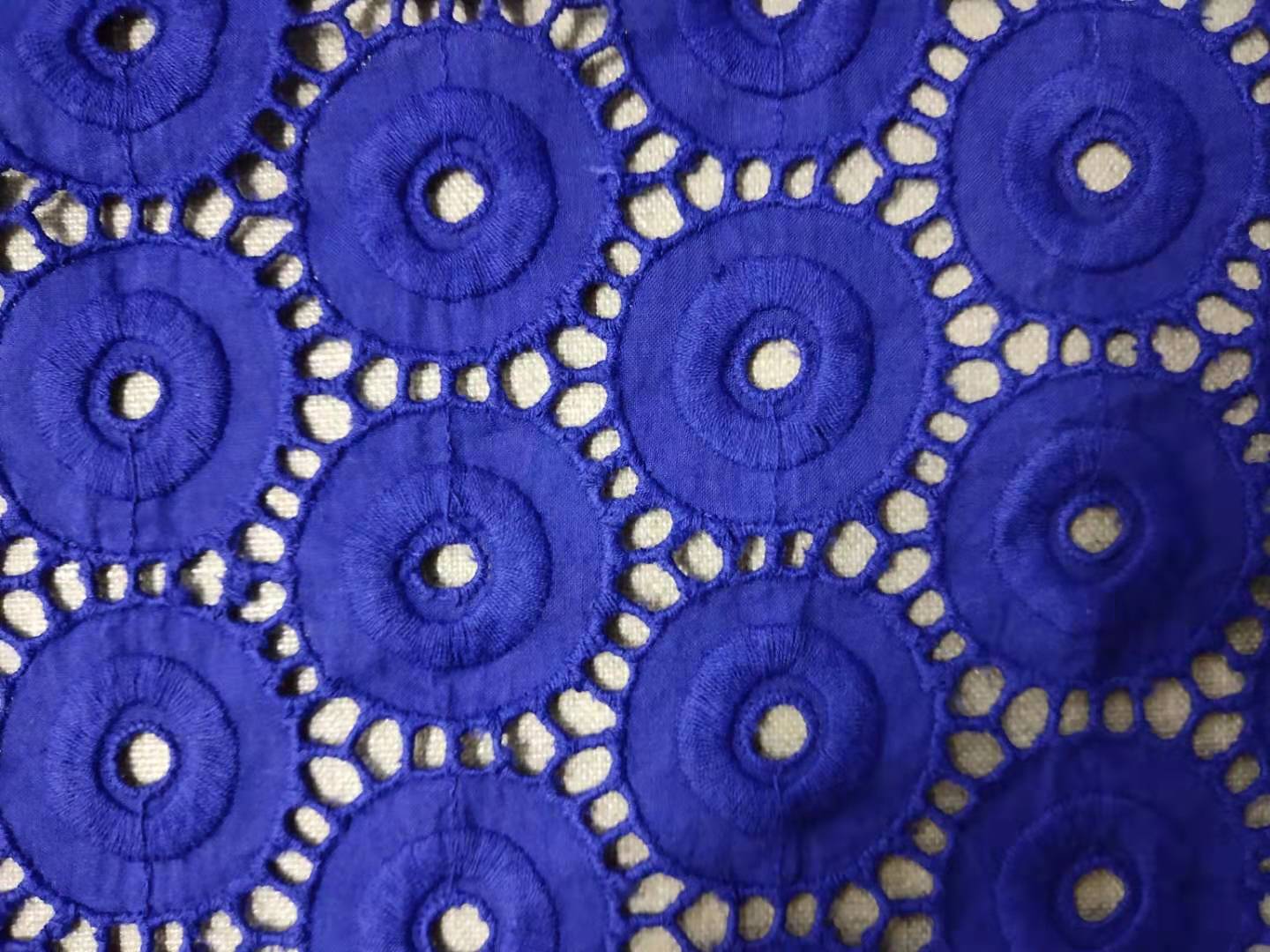 棉布刺繡雕孔鏤空花邊滿幅，花邊刺繡供應(yīng)直銷