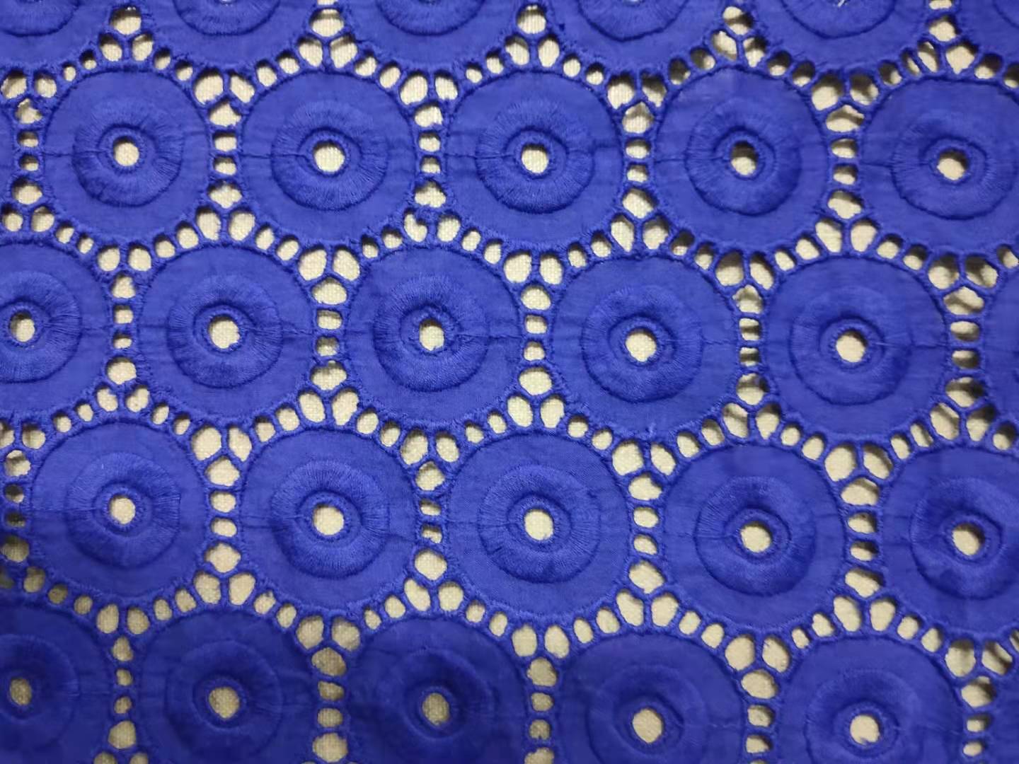 棉布刺繡雕孔鏤空花邊滿幅，花邊刺繡供應(yīng)直銷