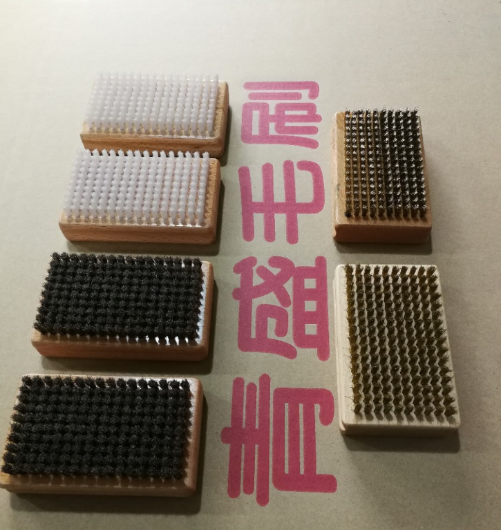 廠家供應(yīng)木板銅絲刷 網(wǎng)紋輥清洗不銹鋼絲刷 木柄紋理絨刷