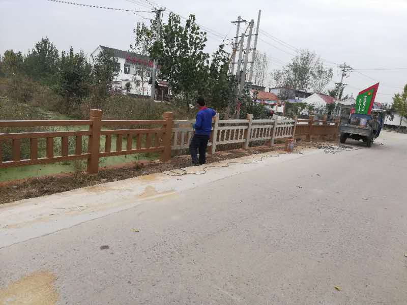 河道護(hù)欄廠家定做水泥仿樹皮欄桿 仿木護(hù)欄外觀美觀質(zhì)量保障優(yōu)惠