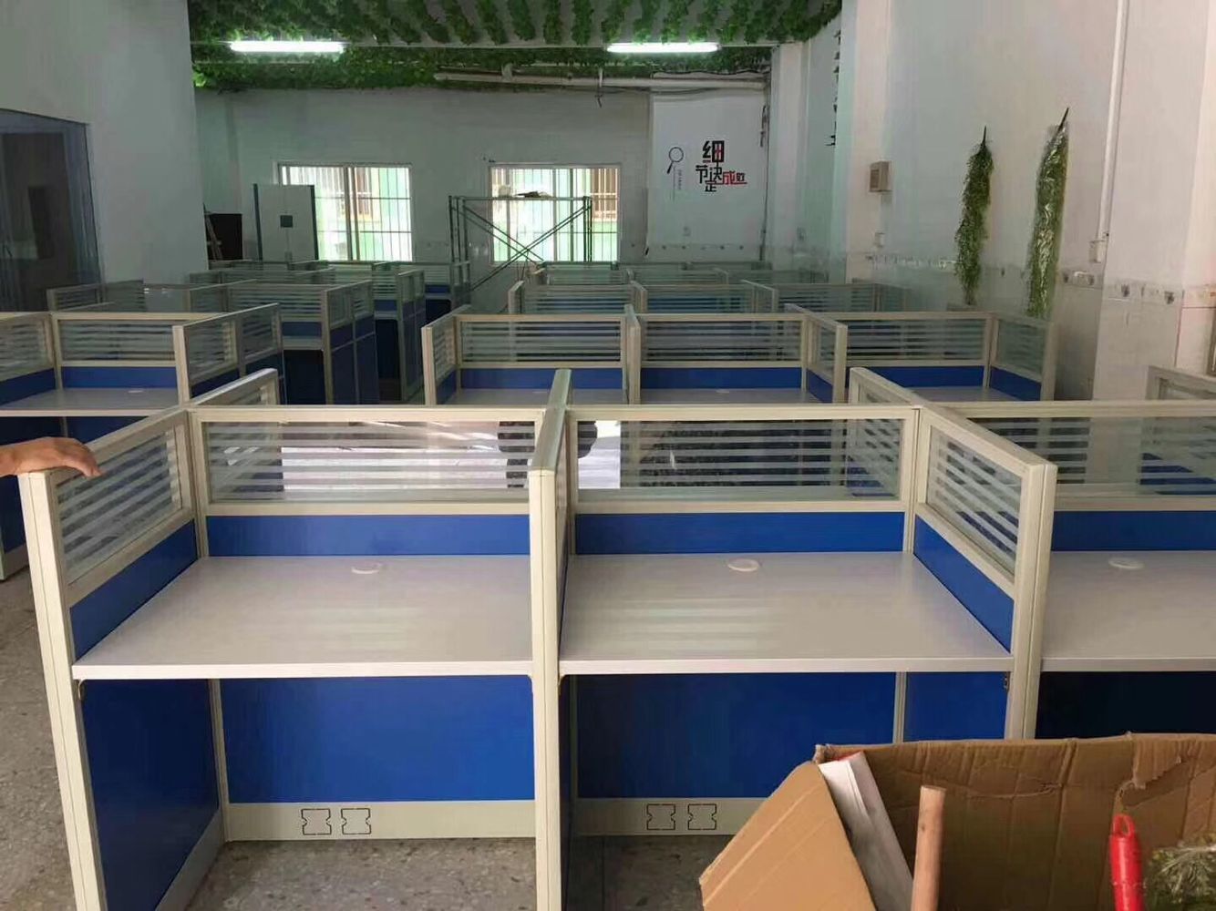 廣西南寧隔斷屏風(fēng)工位卡座辦公桌椅直銷