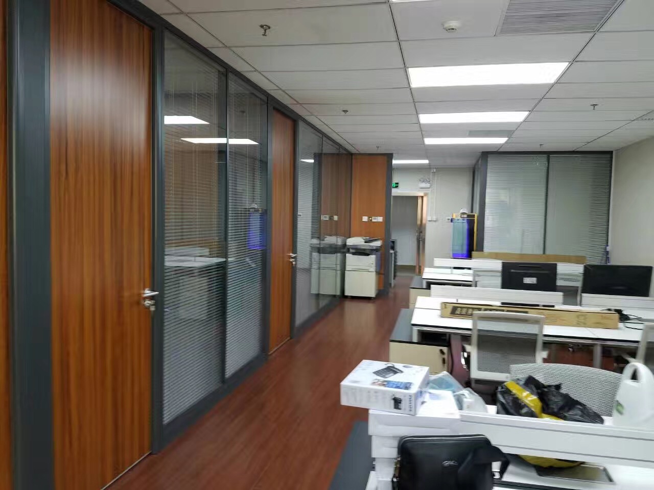 雙玻帶百葉隔斷實木門 供應(yīng)86款高隔斷 北京雙玻百葉隔斷廠家