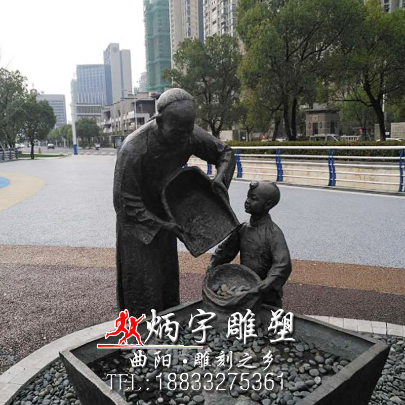 碼頭搬運(yùn)工人雕塑鑄銅雕塑廠家定制 推車挑擔(dān)子人物雕塑 抗麻袋人物雕塑 勞動(dòng)人物雕塑 玻璃鋼仿銅雕塑