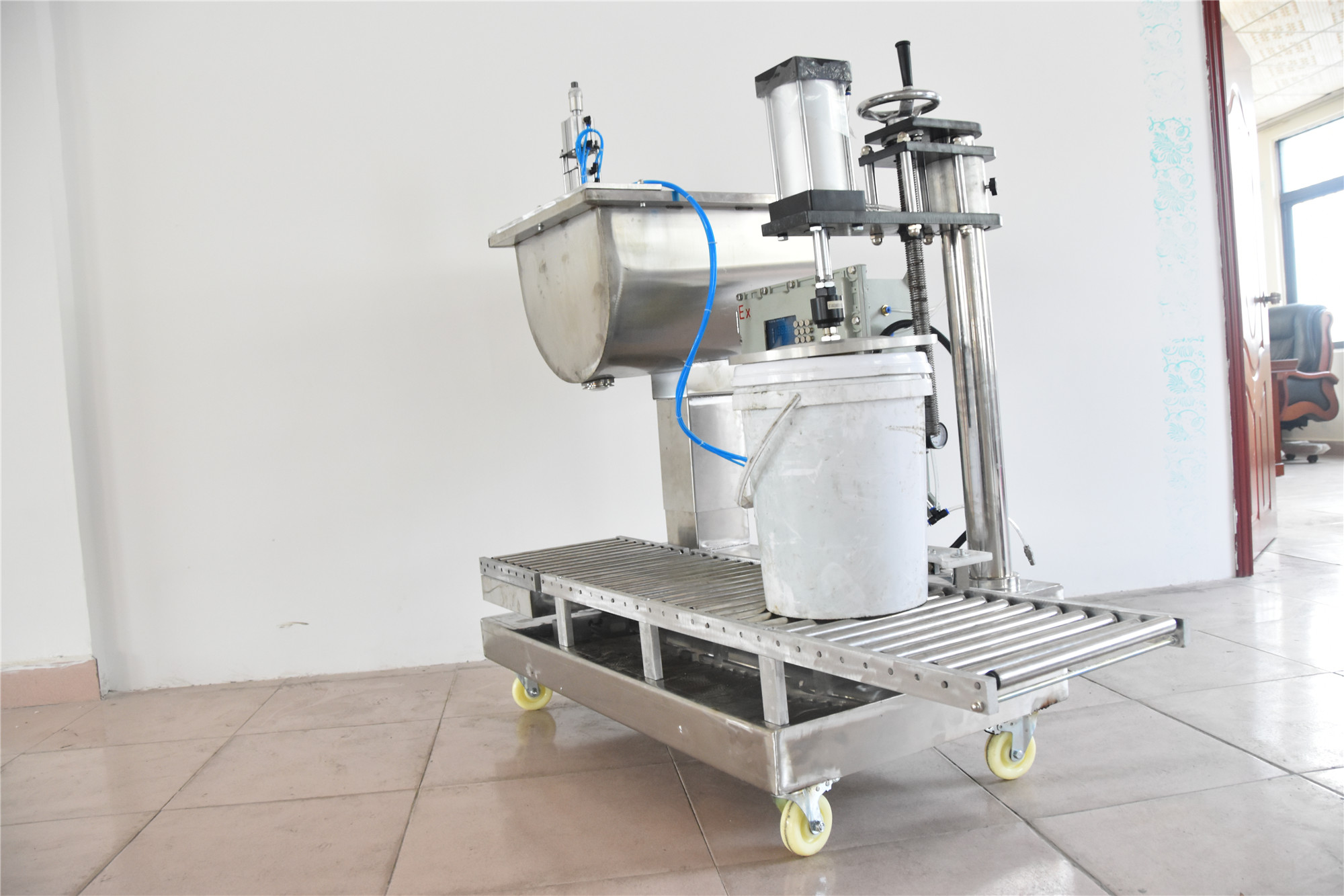 XSH-D12斗式灌裝機(jī) 定量灌裝 自動(dòng)壓蓋