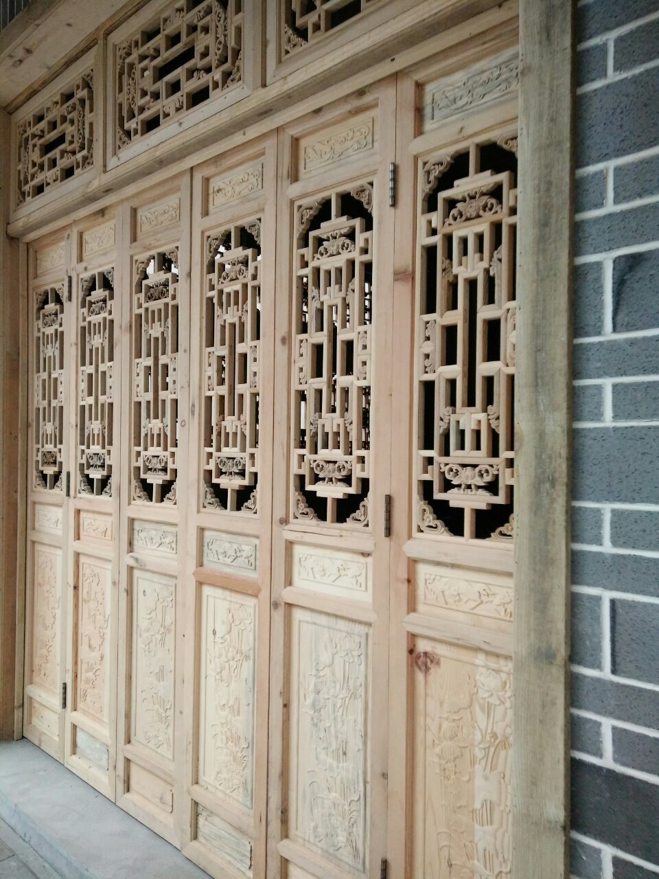 優(yōu)質(zhì)仿古雕花門窗 木紋制作仿古門窗 裝飾木雕仿古花格門窗 雕花門窗價(jià)格 實(shí)木門窗公司 雕花門窗價(jià)格 雕花門窗哪里的好