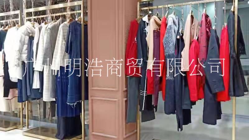 上海昆詩(shī)蘭品牌女裝專賣(mài)店廠家折扣貨源走份  昆詩(shī)蘭女裝超低折扣清倉(cāng)