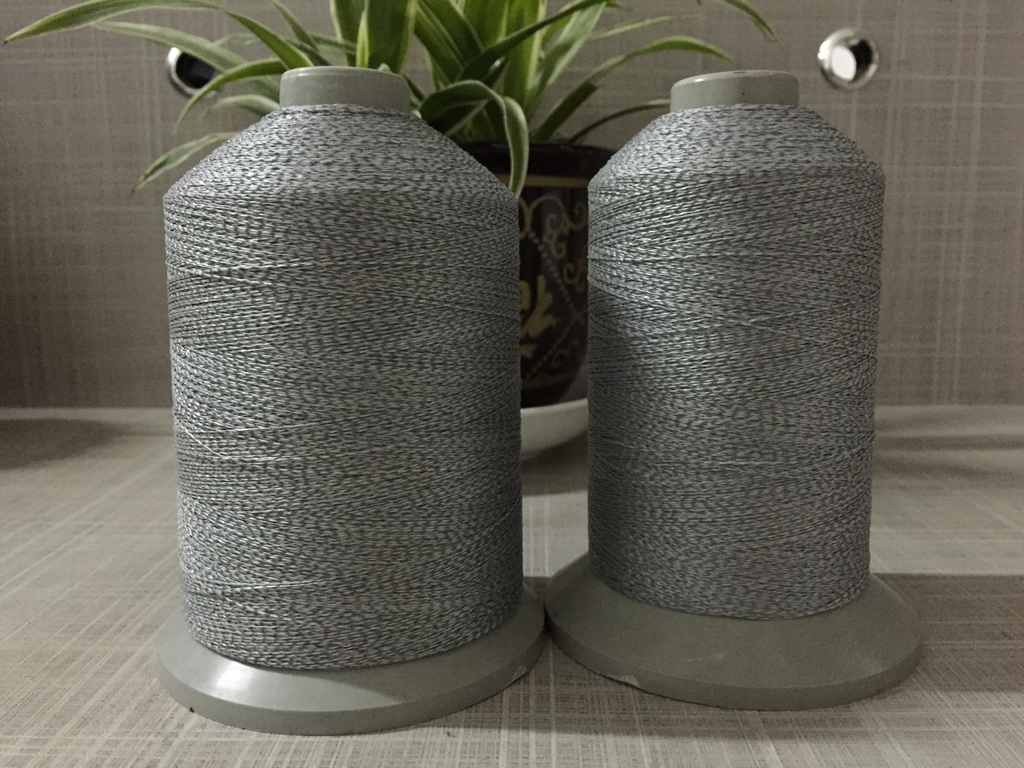 廠家直銷超柔反光線超細(xì)彩色織襪 雙面可編織 優(yōu)質(zhì)反光縫紉線 雙面編織反光縫紉線